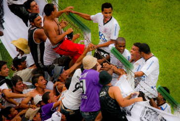 A comemorao de Ronaldo no alambrado ao marcar o primeiro gol pelo Corinthians