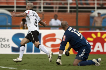 Alessandro celebrando o gol marcado na vitria sobre o Palmeiras por 1 a 0 no Pacaembu