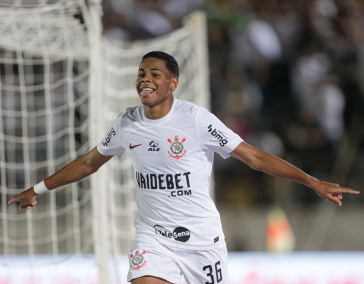 Wesley comemorando gol contra o Cianorte