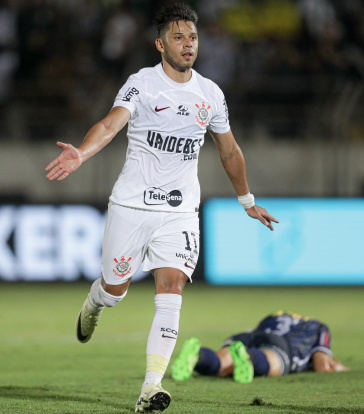 Romero comemorando gol contra o Cianorte