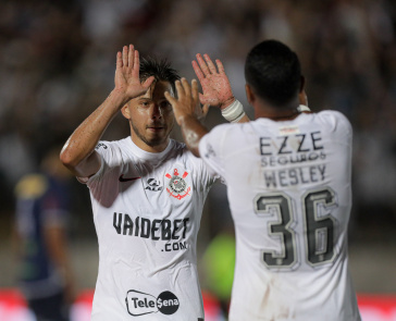 Romero e Wesley se cumprimentam ap�s gol na Copa do Brasil