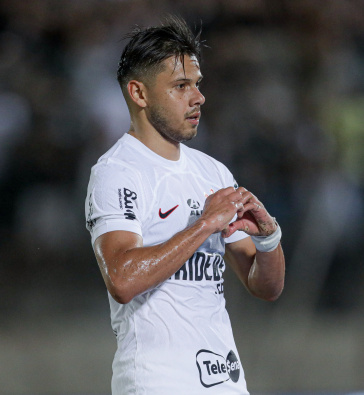 Romero fazendo cora��o na comemora��o contra o Cianorte