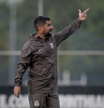 Ant�nio Oliveira comandando treinamento no CT