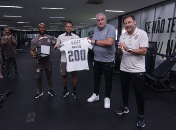 Maycon sendo homenageado pelos 200 jogos