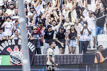 Maycon comemorando gol marcado
