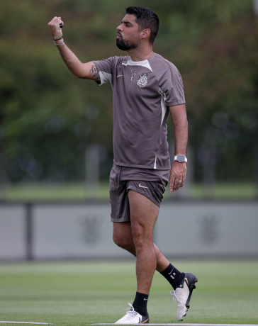 Ant�nio Oliveira durante treinamento do Corinthians