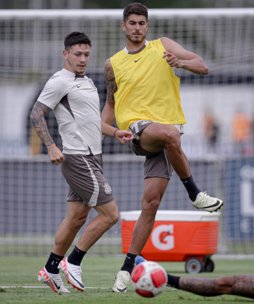 Pedro Raul e Rodrigo Garro durante treinamento do Corinthians