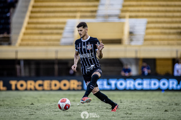 Hugo em a��o na partida contra o �gua Santa