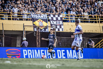 L�o Mana com a posse da bola