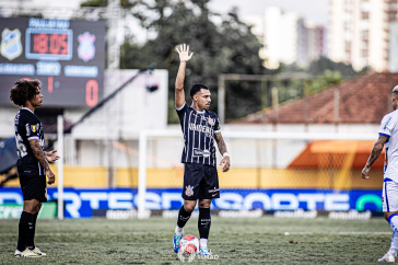 Matheus Fran�a em a��o na partida contra o �gua Santa
