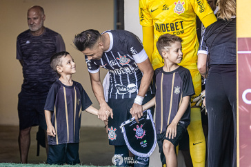Romero com crian�as no protocolo de entrada