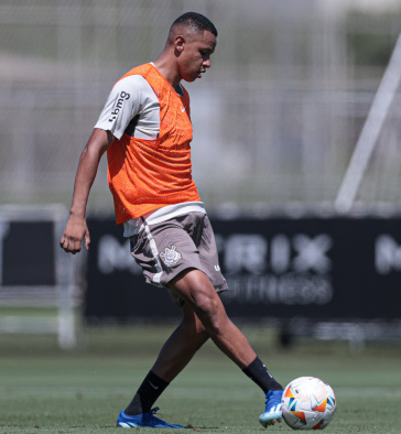 Arthur Sousa dando passe enquanto participa de treino