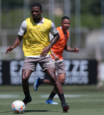 Cac� dando passe em treino matinal