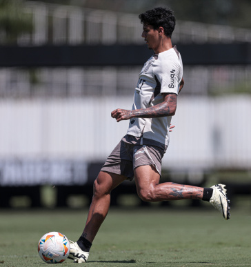 Caetano prestes a dar passe em atividade matinal