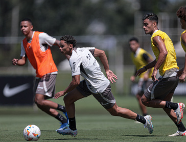 Dieguinho, meia do Sub-17, durante treino do time profissional