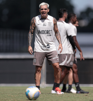 Fagner sorridente durante treino no centro de treinamentos