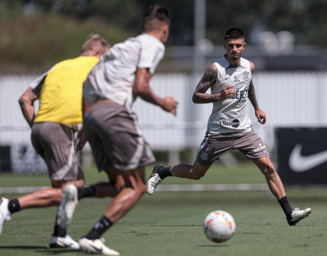 Jogadores disputando bola, enquanto L�o Mana aparece ao fundo