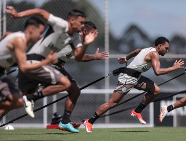 Matheus Fran�a, ao lado de demais jogadores do elenco, fazendo trabalho no gramado do CT