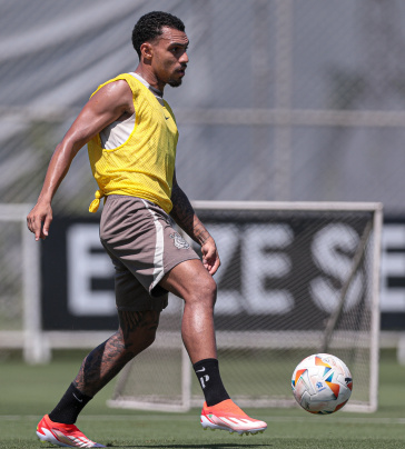 Matheus Fran�a em treino matinal no CT