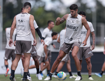 Pedro Raul ao lado de outros jogadores em atividade no centro de treinamentos