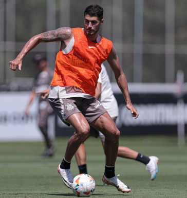 Pedro Raul, vestindo colete, passando por companheiro com a bola