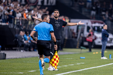 Ant�nio Oliveira reclamando com a arbitragem no jogo contra o Nacional, do Paraguai