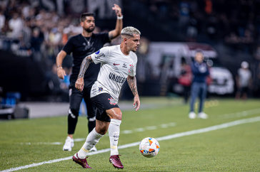 Fagner em a��o durante jogo do Corinthians contra o Nacional, do Uruguai