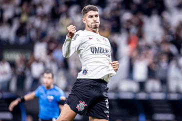 Pedro Raul comemorando gol marcado contra o Nacional, do Paraguai