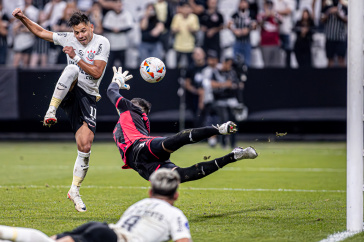 Romero colocando a bola para o gol do Nacional, do Paraguai, na Sul-Americana