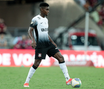 F�lix Torres em a��o contra o Flamengo pelo Brasileir�o