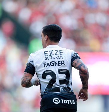 Fagner em a��o contra o Flamengo pelo Brasileir�o