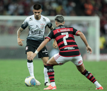 L�o Mana em a��o diante do Flamengo pelo Brasileir�o