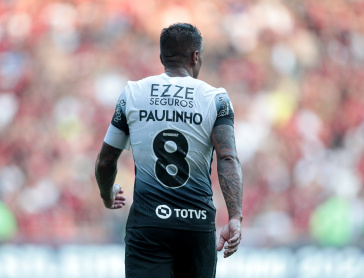 Paulinho diante do Flamengo pelo Brasileir�o
