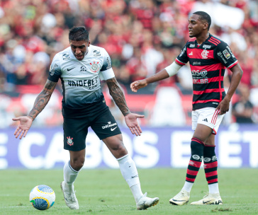 Paulinho em a��o contra o Flamengo pelo Brasileir�o