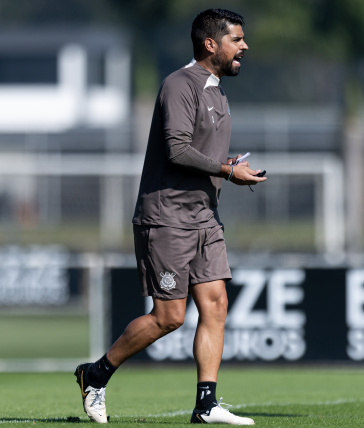 Ant�nio Oliveira dando treino do Corinthians