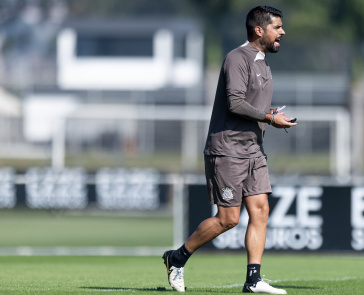Ant�nio Oliveira passa orienta��es durante o treino