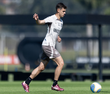 Gabriel Moscardo fazendo treino com bola no CT Joaquim Grava