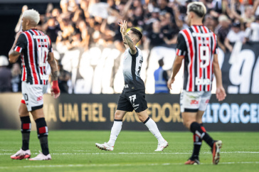 Coronado comemorando gol