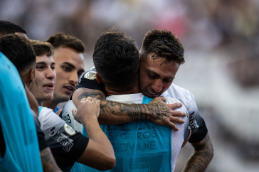 Gustavo Silva comemorando gol