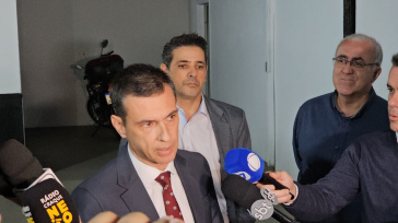 Alex Cassundé (ao fundo) e seu advogado