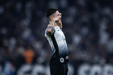 Garro comemorando gol diante do Vit�ria