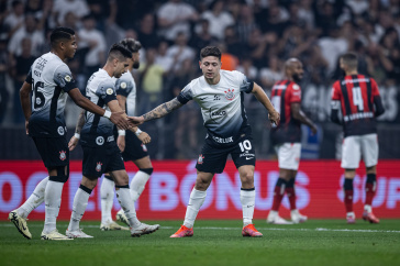 Garro e Wesley comemoram gol do Corinthians