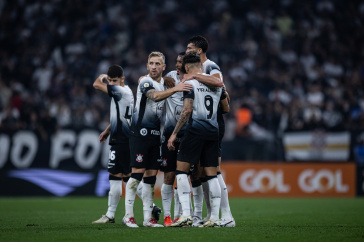 Hugo, Pedro Henrique, Cac�, Gustavo Henrique e Yuri Alberto comemorando