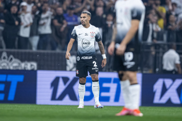 Matheuzinho em a��o contra o Vit�ria pelo Brasileir�o