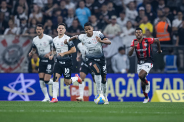 Wesley em a��o contra o Vit�ria pelo Brasileir�o