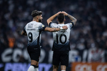 Yuri Alberto e Garro comemorando gol do Corinthians na Arena