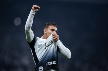 Giovane beijando o escudo do Corinthians durante celebra��o de gol