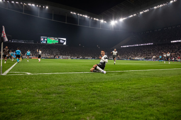 Giovane deslizando ap�s marcar gol