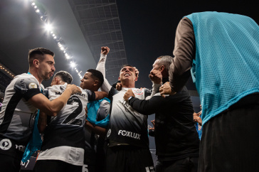 Giovane e demais jogadores do Corinthians comemorando