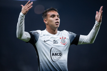 Giovane gesticulando ap�s marcar gol